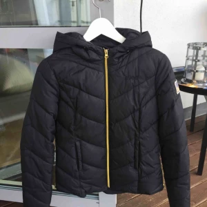  - Säljer min svarta sveajacka med gulddetaljer, storlek XS. Använd endast ett fåtal gånger. Har tyvärr inte kvittot kvar. Den passar både som höstjacka och vinterjacka. Nytvättad och fräsch!