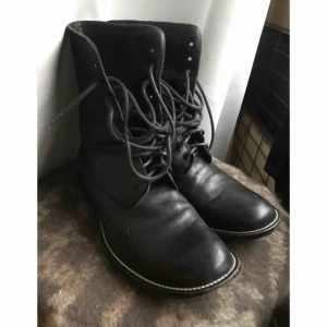  - Skor från Filippa K. Riktigt skön modell som är följsam. Bara provade av mig.  Katt finns i hem, köpare betalar frakt om de ska skickas. Kan annars mötas upp i Göteborg/Partille. 