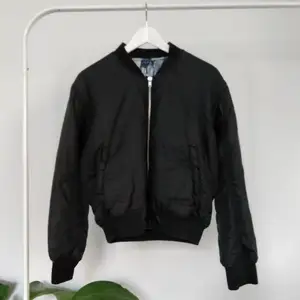 Black bomber jacket (reversable) • S (fits jumper under) • Zipper closure • A little tear on the pocket