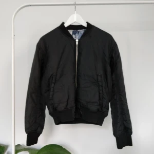  - Black bomber jacket (reversable) • S (fits jumper under) • Zipper closure • A little tear on the pocket