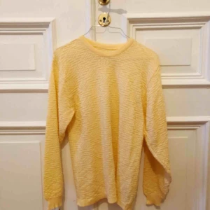  - Gul tunt stickad tröja, stor i storleken