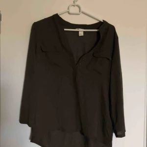  - Blus från HM. Aldrig använd. Köparen står för frakt:)
