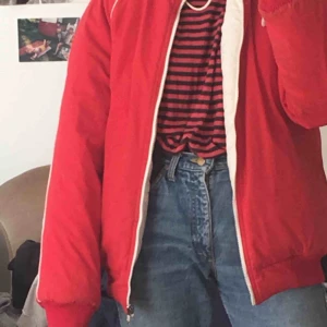  - Nästan helt oanvänd, köpt vintage för 450. Gammal arbetarjacka 60-70tal, tror det är herrstorlek pga ganska bred i axlarna och lite för lång för mig(168cm) men funkar för alla. Går att vända ut och in för helt vit puffjacka! Priset är förhandlingsbart...