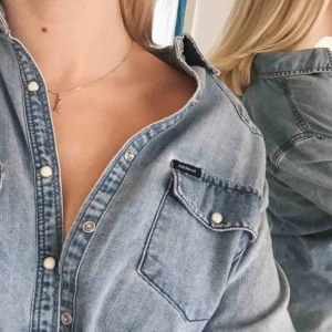  - Superskön jeansskjorta från Pull&Bear som tyvärr inte kommer till användning. Sparsamt använd, och mycket fint skick! Passar storlek XS/S. Hör gärna av er för fler bilder eller exakta mått!