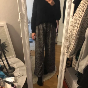  - Super sköna vida byxor. Står Storlek 10 men passar 34-38 skulle jag säga. Väldigt elastiska och mjuka i midjan 