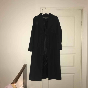 - Mörkgrå trenchcoat från Monki, stl. S. Lite tjockare i materialet. 
