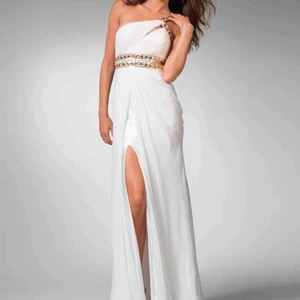 Vit balklänning - Super snygg vit balklänning. Har endast använt den 1 gång (alltså är den i väldigt fint skick). Uppsygg lite för att passa mig men går självklart lätt att ta bort. Fler bilder kan skickas om så önskas. Meddela mig gärna om du har frågor eller liknande :) 