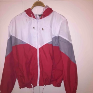  - Oversized jacka från Bohoo, ganska tunn. Aldrig använd, lappen sitter fortfarande kvar. Köpare står för frakt 