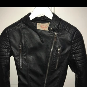  - Skinnjacka från chiquelle i storlek 36 vilket är som en 34 Tajt modell
