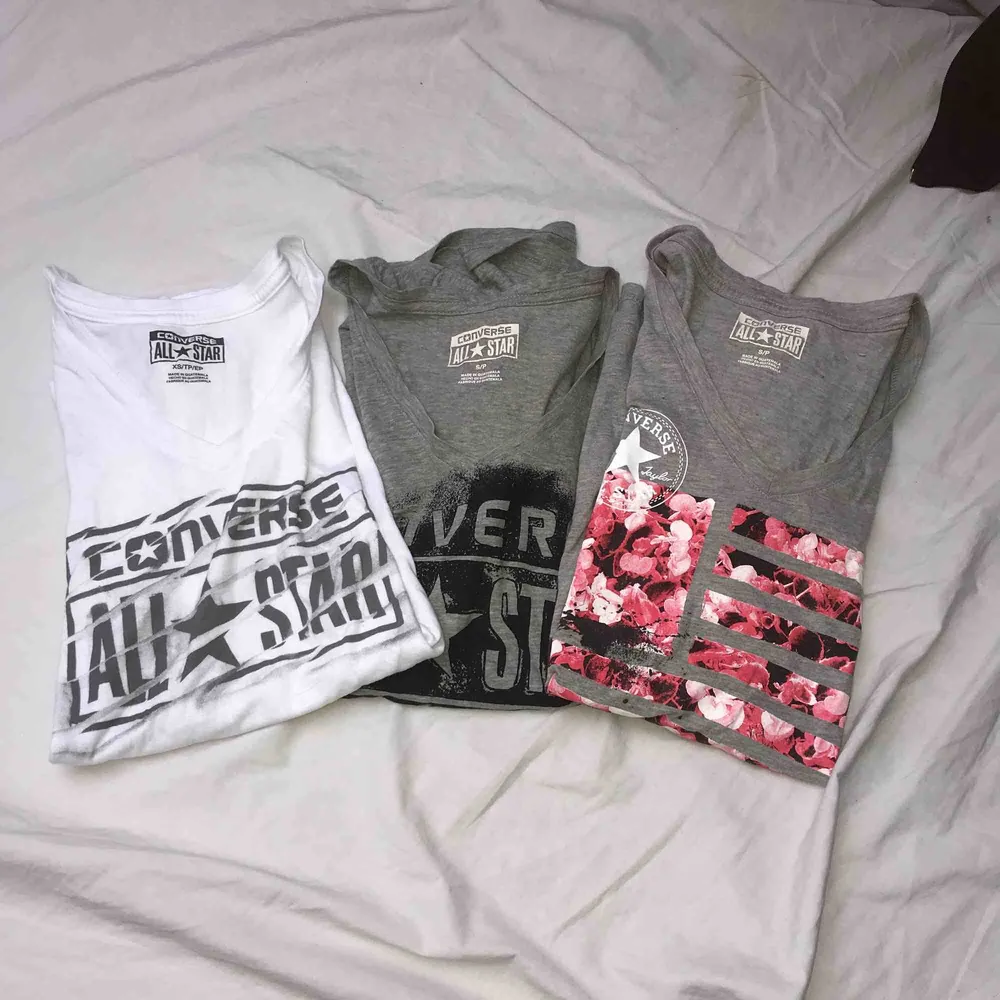 Converse t-shirts i storleken XS-S-S, man kan köpa alla tre tillsammans för 120kr men också en för 50kr!. T-shirts.
