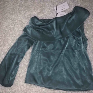  - Super fin och oanvänd blus från Hanna Licious kollektion med NA-KD. Säljer den pågrund av att den va för liten. Kontakta för frågor och mer information💚💙