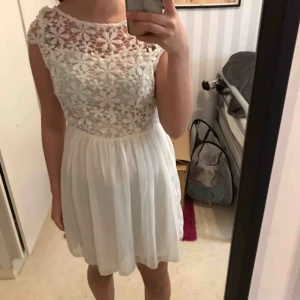  - Säljer en Vit klänning. Oanvänd köpt för ca 1 år sedan då jag köpte den begagnad. Aldrig använd bara testad. Vet ej storleken men passar mig som är S. Köparen står för eventuell frakt!