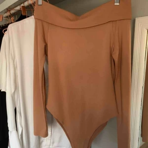  - Oanvänd off shoulder body från Angelica Blick x Bikbok. Brun/beige i stl L men är mer som M. Nyskick. 