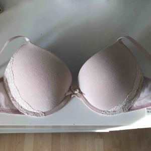  - Helt oanvänd och ny ljusrosa bh  (push up) Frakt 11kr 