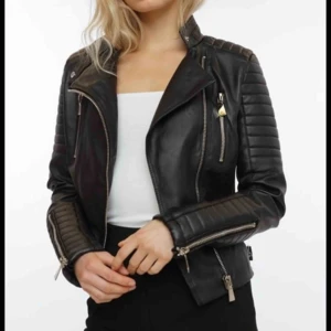  - Säljer denna super snygga skinn jackan från Chiquelle då den är förlåten för mig😢💖💖kontakta mig för egna bilder 