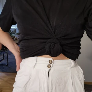 Vita byxor HM TREND  - Vita byxor från Hm trend, viss genomskinlighet. frakt tillkommer. Skickas inom 5 dagar efter mottagen betalning 