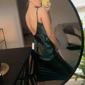  - Intressekoll!! Mörkgrön satinklänning, aldrig använd. Buda☺️