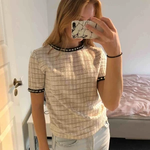  - Unik tshirt från zara! Så fin men används tyvärr inte. Nyskick, endast använd 2 ggr. Köptes för 150kr förra vintern. 