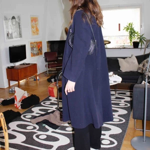  - little blue riding hood🐺💙 - blå kappa med avtagbar huva - strlk M/L - köpare står för frakt ✨ instagram @mvvlmo