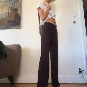  - Secondhand kostymbyxor, står stl 28 men passar perfekt för S. Funkar perfekt till alla tillfällen 