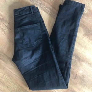  - supersnygga jeans från Kappahl. Långa i benen, jag är 176 och dom sitter superbra på mig i benen. Säljer för att dom inte kommer till användning💕💕 skriv om du vill ha bilder på så skickar jag.🤍🤍🤍
