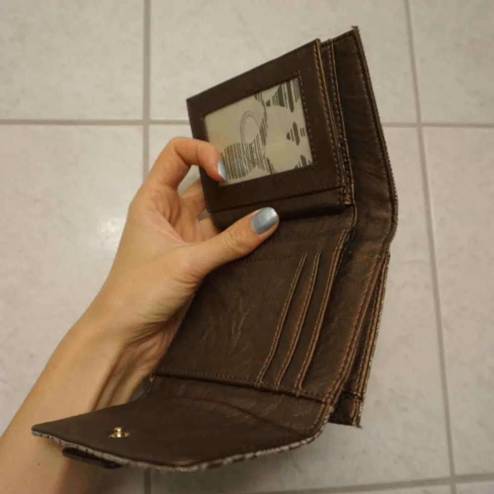 Oanvänd Guess plånbok 🍩. Övrigt.