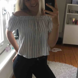  - En jättefin off shoulder top som inte kommer till användning länge tyvärr. Köparen står för frakt💕😊🥰
