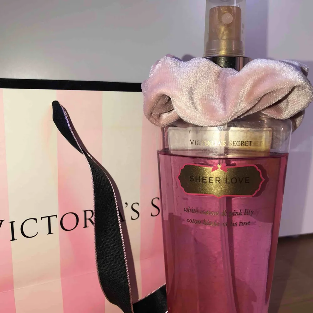 Sheer love blandat med sensual blush victoria’s secret body mist + rosa scrunchie för endast 89kr! Påsen ingår😍. Övrigt.