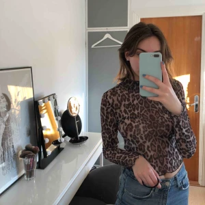 Leopard topp - Superfin genomskinlig mesh topp i leopardmönster. Passar väldigt bra både till fest och till vardags. Säljer för att den inte kommer till användning. Kontakta mig om du vill ha ytterligare bilder. 