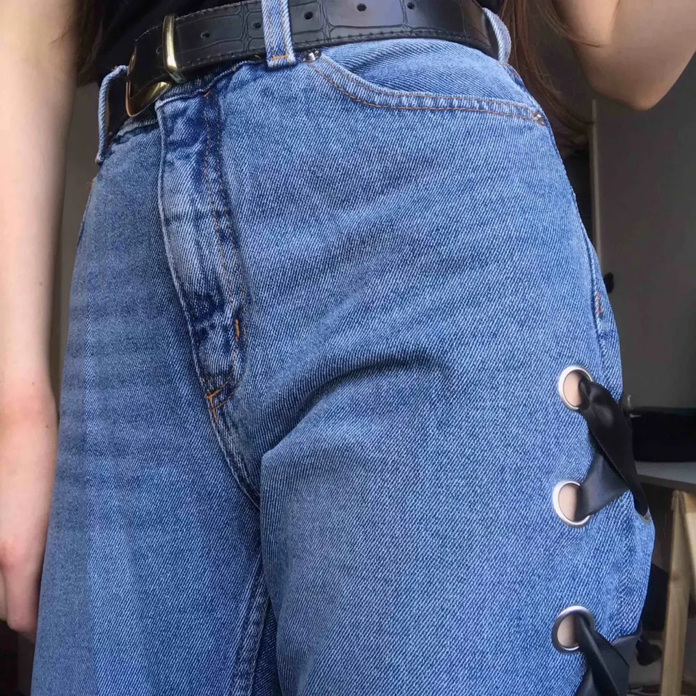 Jeans från monki i modellen kimomo med detaljer på sidan. Lite långa på mig som är 158.. Jeans & Byxor.