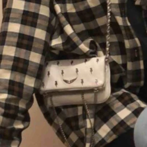  - Slutsåld Rock Nano Bag med blixtar från Zadig & Voltaire, säljer endast vid bra bud eller vid ett bra byte av annan väska!! 💕bra skick, man får plats med mobil, kort osv. Dustbag samt äkthetsbevis medkommer!! Nypris: 2800 kr 
