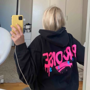  - Grymt cool hoodie i oversize modell. Använd endast en gång! 🙈⚡️❤️