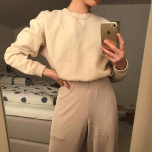 Byxor - Säljer dessa supersköna byxorna från Mango! Superfin beige färg✨ sparsamt använda