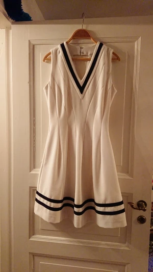 Seglarinspirerad klänning s.34 - Skriv till mig om du önskar fler foton! Betalning via swish. Köparen står för frakt om vi inte kan mötas upp i Stockholm.