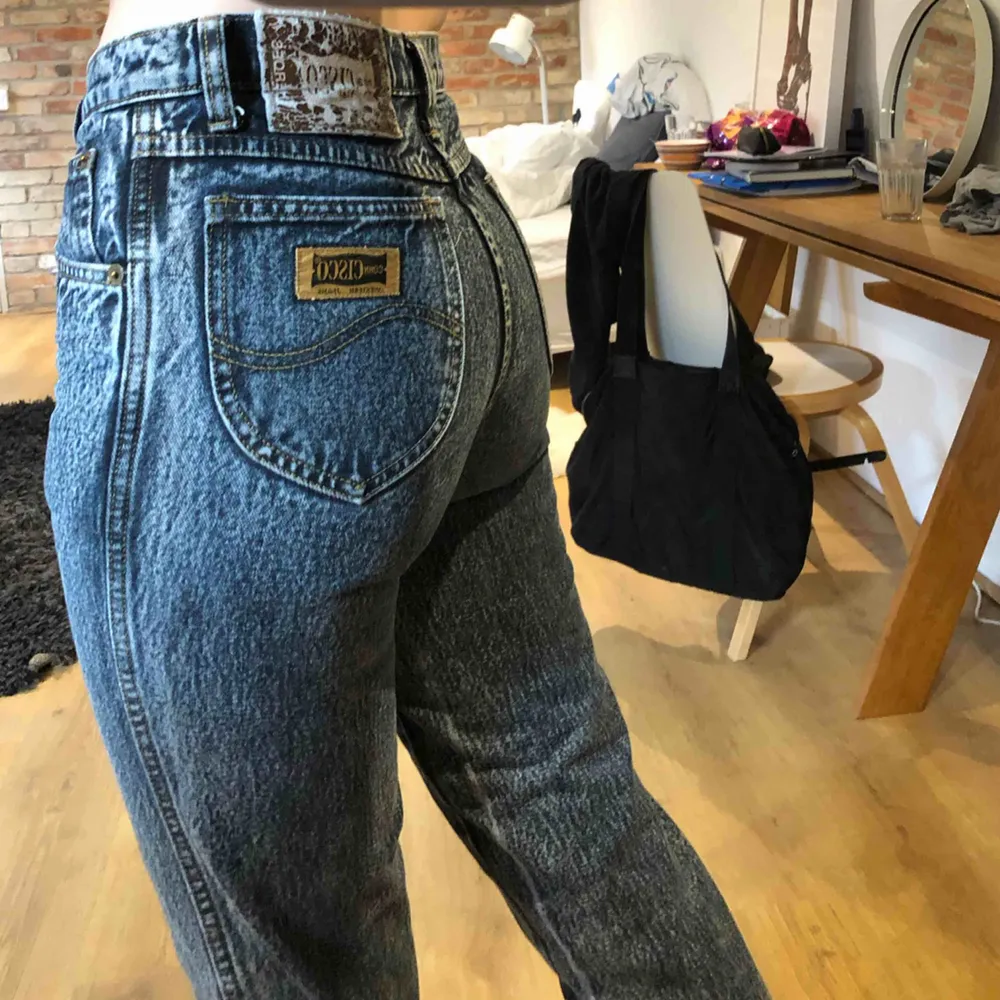 Snygga jeans köpta på Humana, eftersom dem är secondhand så är dem väl använda men dem är ändå otroligt bra skick! Säljer dem pga att dem tyvärr har blivit för små för mig😌 pris går självklart att diskutera . Jeans & Byxor.