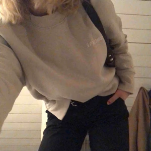  - Tjocktröja från Monki i beige-grå färg. Lite varmare material, nästan aldrig använd. 