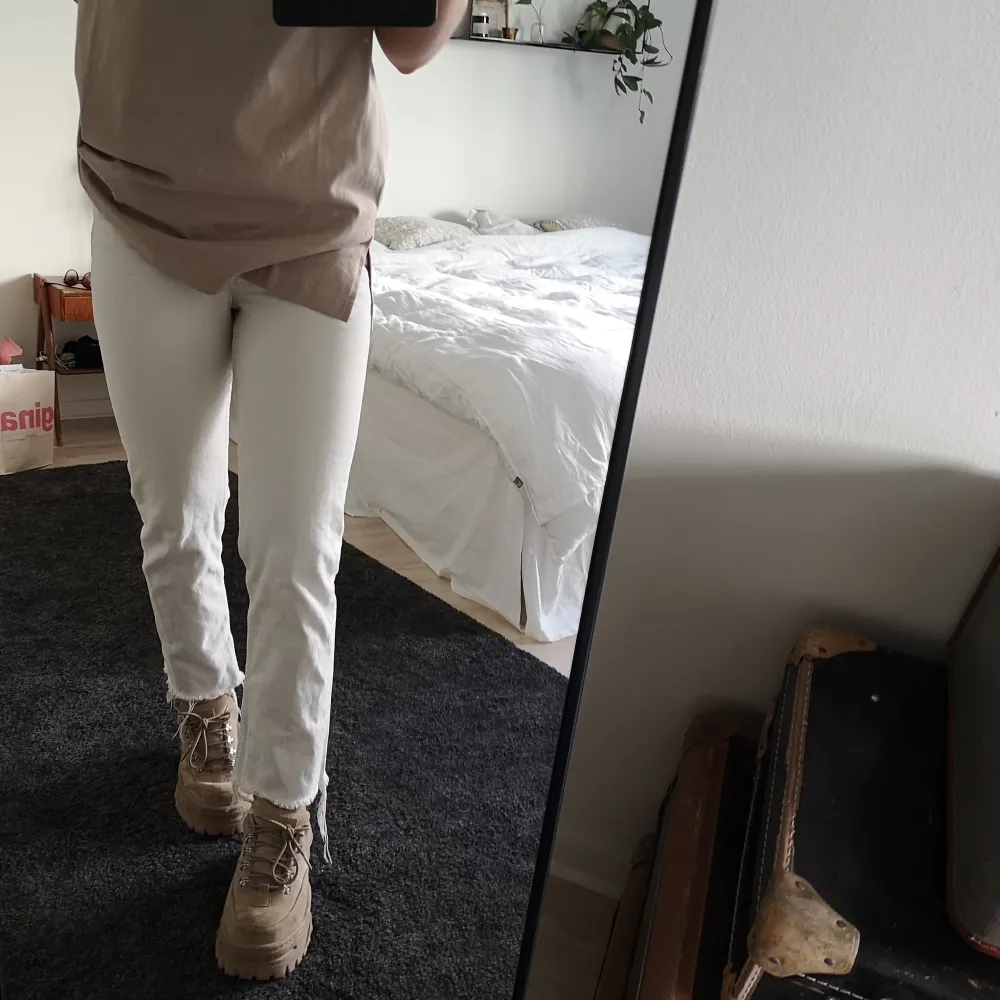 Favoritjeansen som tyvärr inte ens går att knäppa längre. Klassiska modellen 501, världens snyggaste fit. Raka i benen, kramar åt rumpan perfekt. Snyggt avklippta till ankeln på mig som är 170cm. Små i storleken!! Passar någon som drar 25. . Jeans & Byxor.