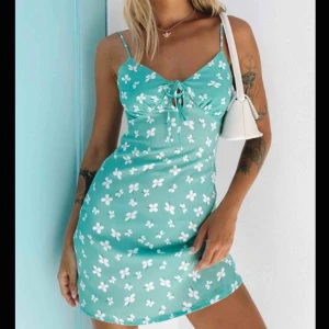  - Söt mini summer dress köpt från beginning boutique, aldrig använt den och har kvar prislappen. Passar XS-S