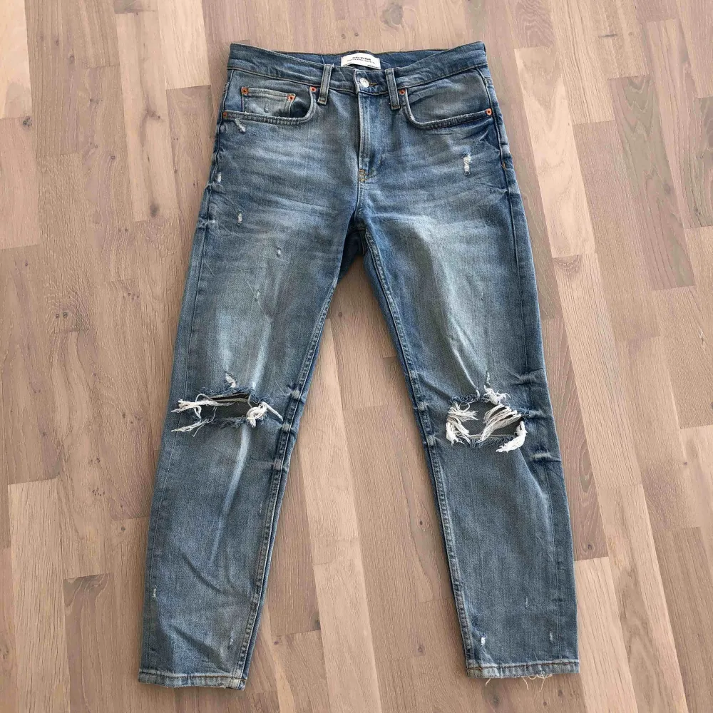 Ljusblåa jeans från Zara. Väldigt mjuka och sköna, inte jätte hög midja utan mellan. . Jeans & Byxor.