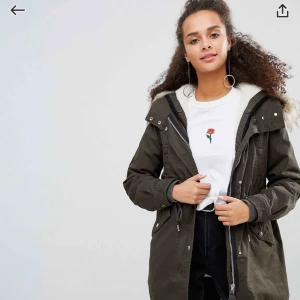  - Bershka - Parkas med huva