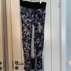  - Träningstights från new balance. Svartvita med neon gröna detaljer. Perfekta för träning! Stl S, men något mindre i storleken. 20kr+frakt 