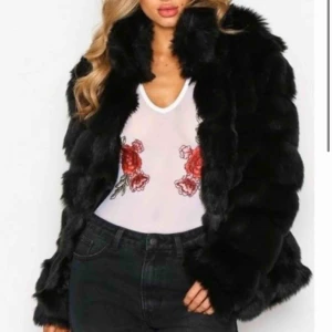  - Måste nu, pga platsbrist, sälja en stor del jättefina kläder, väskor och skor. Bra pris och mycket är i nyskick*  🌿Skickas billigt över hela Sverige (ca 18-36kr frakt) eller lämnas över i centrala Göteborg om du köper flera varor