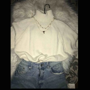  - Vintage vit tröja användes ett par gånger bara, superfin som ni ser och passa till kjol, jeans eller även under klänning ! 🕊☁️🐼🌬🐇🦢🌫 a must-have 💘💕💞🌷 