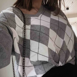  - Jättesnygg oversized tröja! Är i strl XL men passar även mindre storlekar! Frakt: 59kr (budet står som pris)