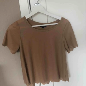  - Fin beige tröja köpt på topshop. Är i fint skick. Kan mötas upp i Uppsala eller fraktas. 
