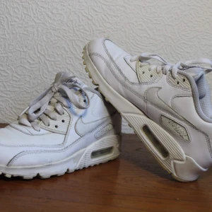 Nike air max 90 stl 38.5 - Vita Nike air max 90 stl 38.5, är använda typ en säsong men har mycket kvar att ge och är i fint skick. Skriv vid frågor eller om du vill ha fler bilder! Bud fram till 5 april. Frakt ca 66kr