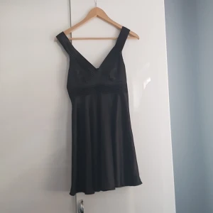 En vila klänning 100kr S - Här har vi en vila klänning i storlek S men den har Lite fläckar 