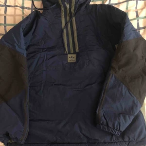  - En fin adidas jacka för män strl L knappas använd 