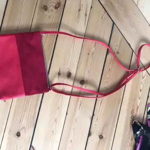 Fin röd väska från HM Blandning av fuskskinn och fuskmocka