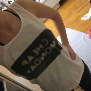  - Vitt cheap Monday linne. Perfekt till sommaren 